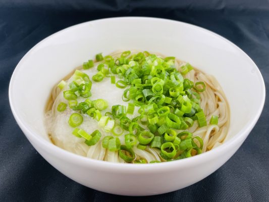 稲庭うどんレシピ!『とろろと青ネギの冷やしかけうどん』