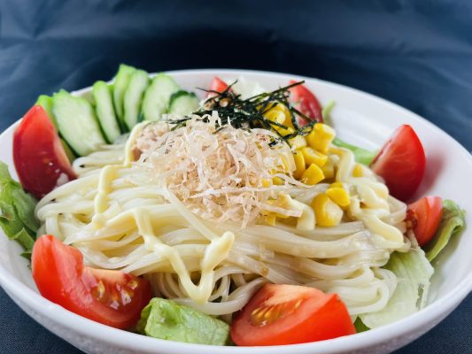 稲庭うどんレシピ!「シーチキンとコーンのサラダうどん」