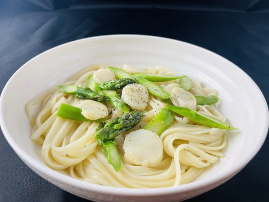 稲庭うどんレシピ!『ホタテとアスパラガスの焼きうどん』