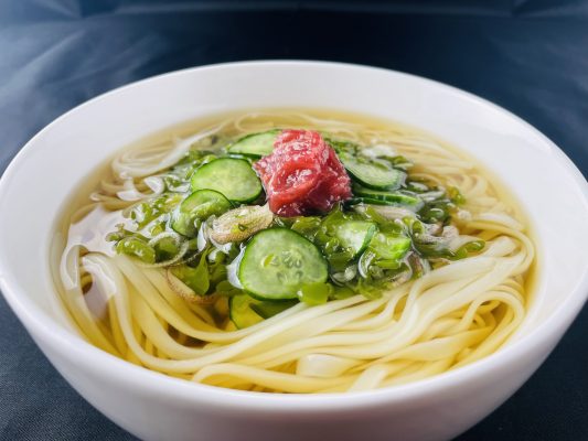 稲庭うどんレシピ!『梅肉でさっぱり・めかぶの冷かけうどん』